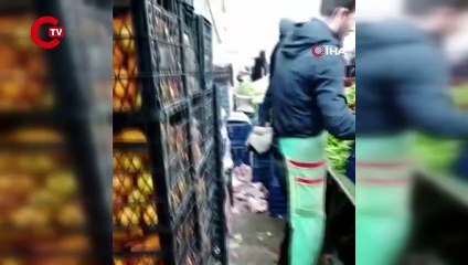 Fırtınada çadırını bağlarken uçma tehlikesi yaşayan pazarcıyı arkadaşı bacağından tutarak kurtardı