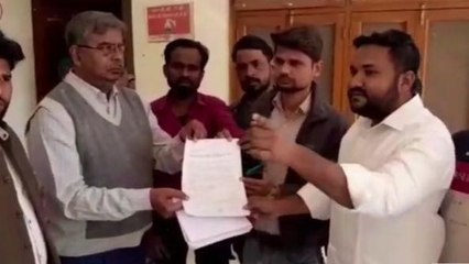 अलीगढ़: एंबुलेंस के खिलाफ कांग्रेस नेता राजा भैया ने सौंपा ज्ञापन