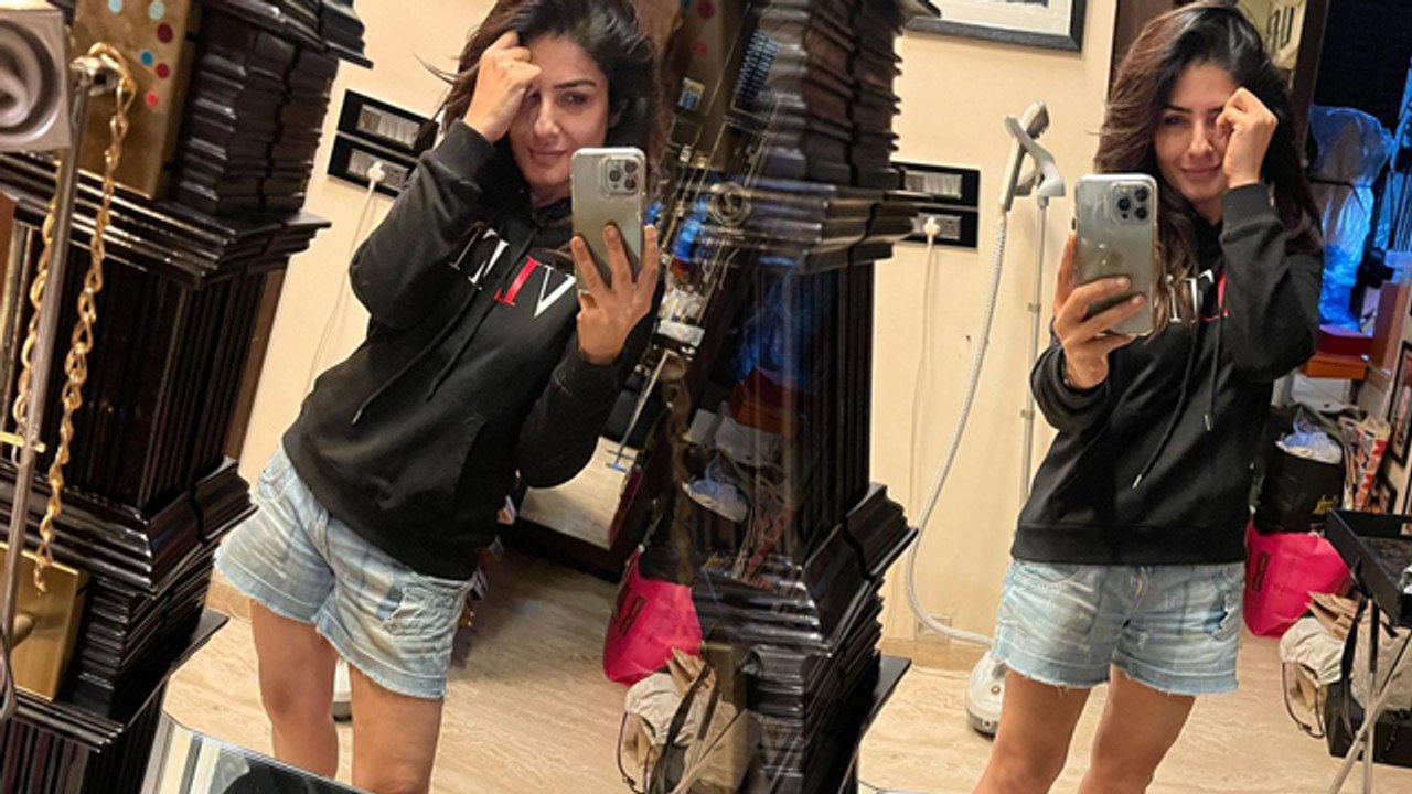 Raveena Tandon Blue Denim Shorts Photo Viral, Fans ने कहा- 48 की उम्र में इतनी... | *Entertainment