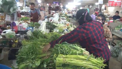 ผักสดราคาพุ่งกระฉูด ผักชี 300 บาท/กก. แม่ค้าเผยก่อนปีใหม่แพงขึ้นอีก 2 เท่า
