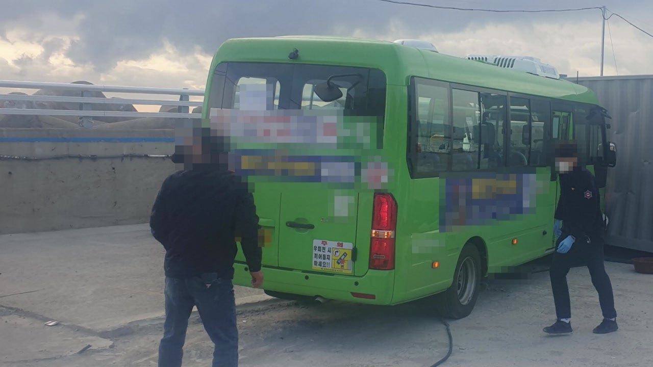기사 자리 비운 사이 미끄러진 마을버스...50대 숨져 / YTN