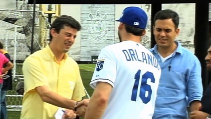 Paulo Orlando, campeão da MLB, visita treino do Corinthians
