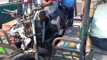 বাইকের সাথে ধান বোঝাই লরির সংঘর্ষ !রক্তে ভাসছে জাতীয় সড়ক