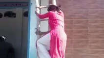 कानपुर: देखिए ससुराल के बाहर इस बहु का हाई वोल्टेज ड्रामा, सीढ़ी लगाकर घर में किया हंगामा