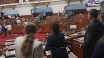 Un congresista peruano, defensor de Castillo, agrede a otro durante el pleno parlamentario