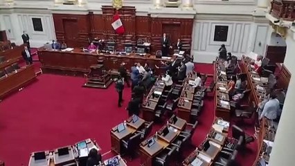 Скачать видео: Dos muertos en los enfrentamientos entre partidarios y detractores de Pedro Castillo en Perú