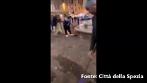 La Spezia, tifosi marocchini puliscono la piazza dopo la festa per la vittoria ai Mondiali