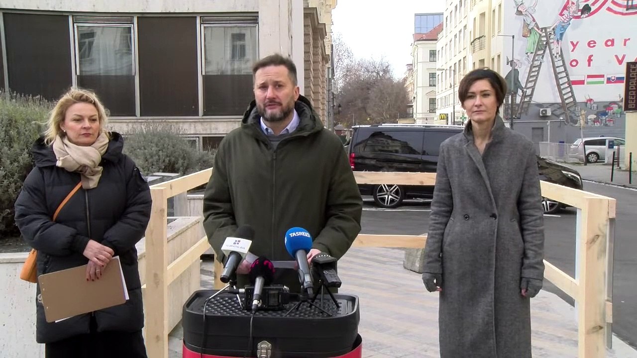 ZÁZNAM: V Bratislave bude takmer 800 drevených ohrádok na zber vianočných stromčekov