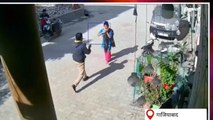 गाजियाबाद: बेखौफ बदमाश ने दिनदहाड़े लूट की वारदात को दिया अंजाम, देखें लाइव वीडियो
