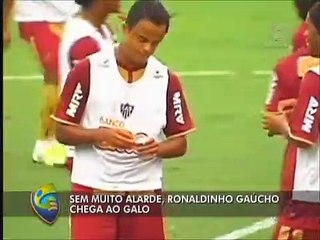 Sem muito alarde, Ronaldinho chega ao Atlético-MG