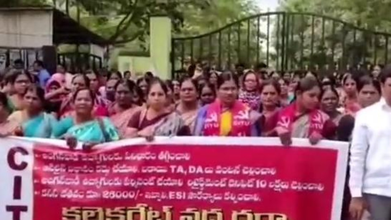 సంగారెడ్డి: భారీ ధర్నా.. పని భారం తగ్గించాలి