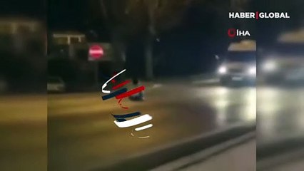 Korkutan görüntüler: Akan trafiğin ortasında dakikalarca yerde oturdu