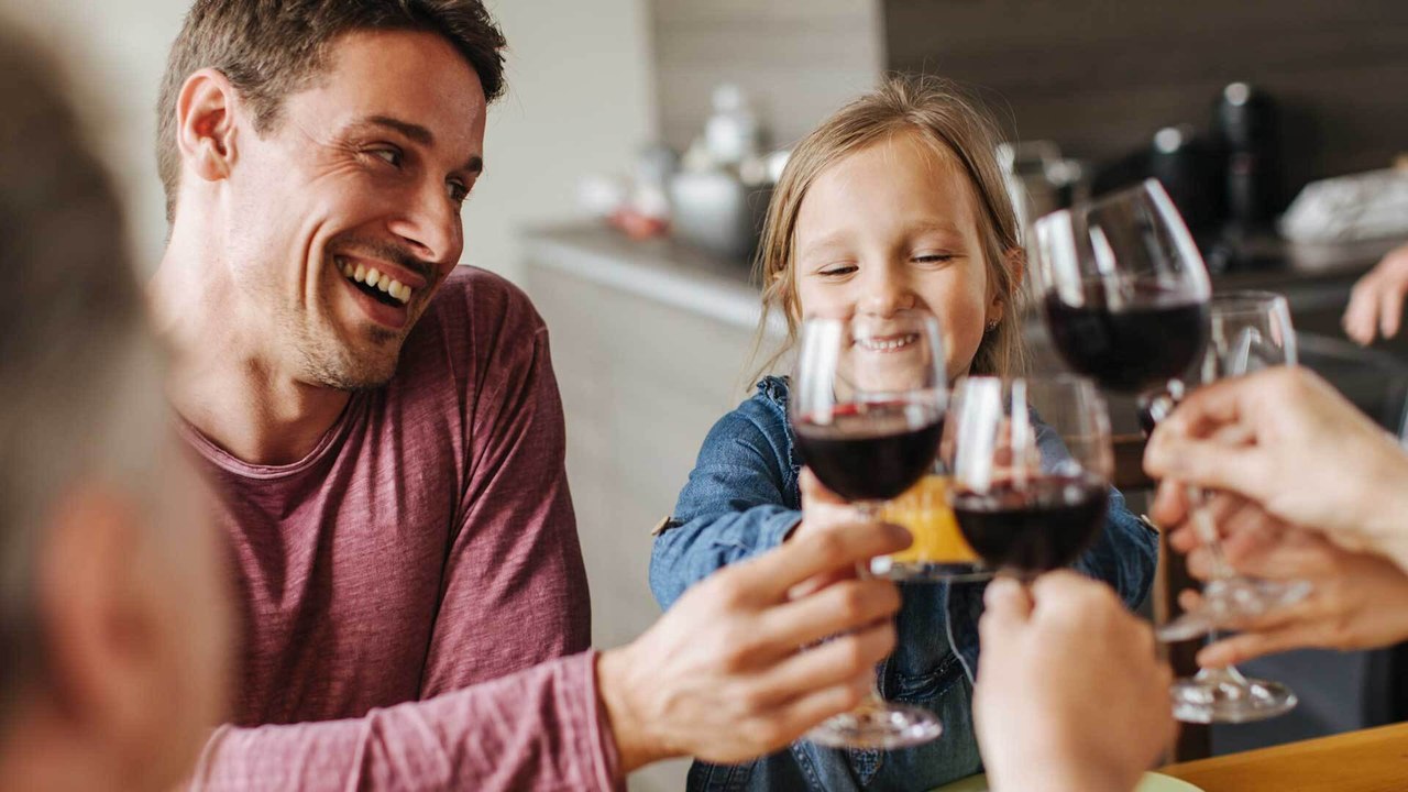 Dürfen Kinder alkoholfreies Bier, Sekt und Wein trinken?