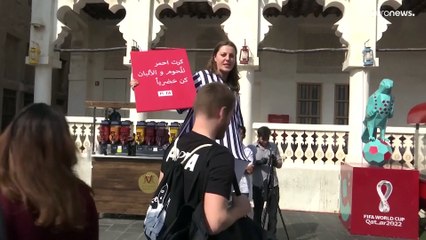 شاهد: ناشطة مدافعة عن حقوق الحيوان تطالب في الدوحة مشجّعي المونديال بأن يصبحوا نباتيين