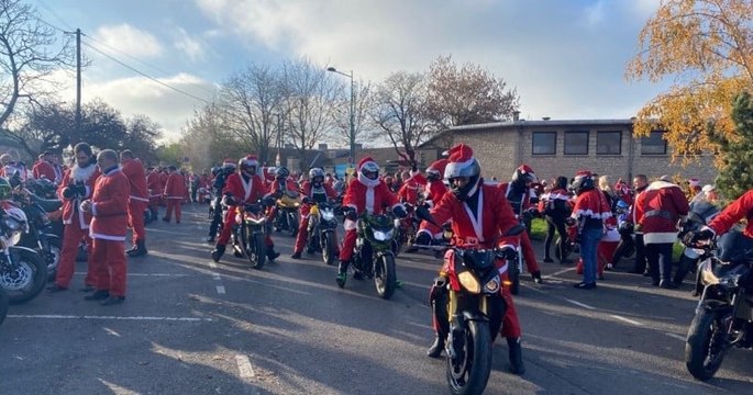 Des motards déguisés en Père Noël se sont rassemblés partout en France pour offrir des cadeaux aux enfants malades