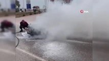 Seyir halindeki otomobil alev alarak yandı
