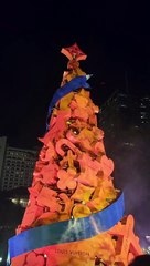 LOUIS VUITTON'S STUNNING 55-FOOT TREE LIGHTS UP THE AYALA MALLS GREENBELT  SKYLINE - PressReader