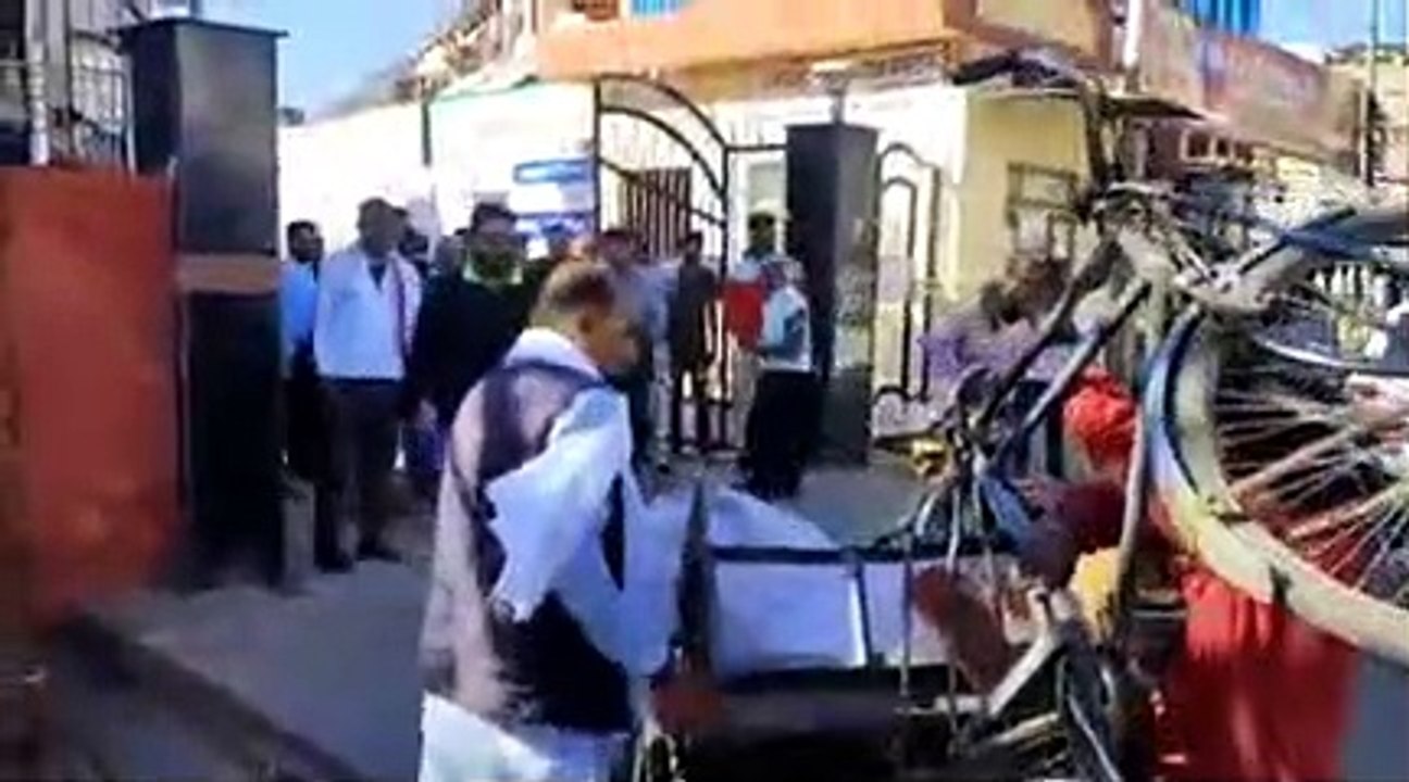 कचरा संग्रहण करने वाली गाड़ी नहीं आयी तो पार्षद ने कचरा नगर परिषद के गेट पर डलवाया,देखे वीडियो