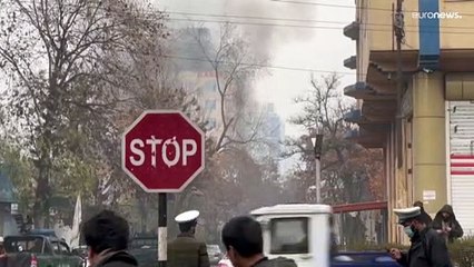 Скачать видео: Ataque armado contra un hotel de Kabul, mueren tres asaltantes y hay 18 heridos, dos son extranjeros