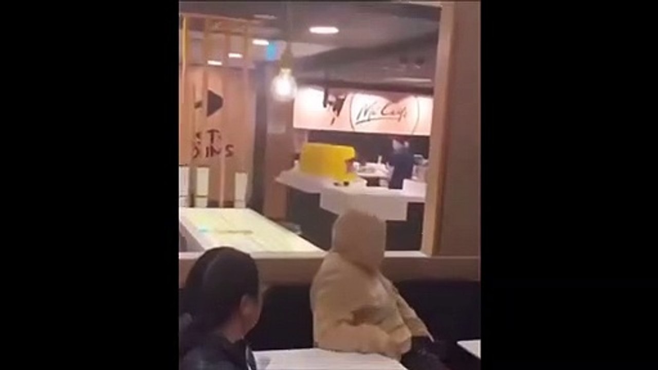Cet enfant met la misère à une serveuse McDo... Mal élevé le petit