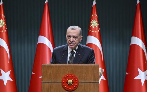 Cumhurbaşkanı Erdoğan: Sosyal yardım alan hanelerdeki meslek lisesi mezunları ile lise sonrası meslek edindirme kurslarına gidenlere net asgari...