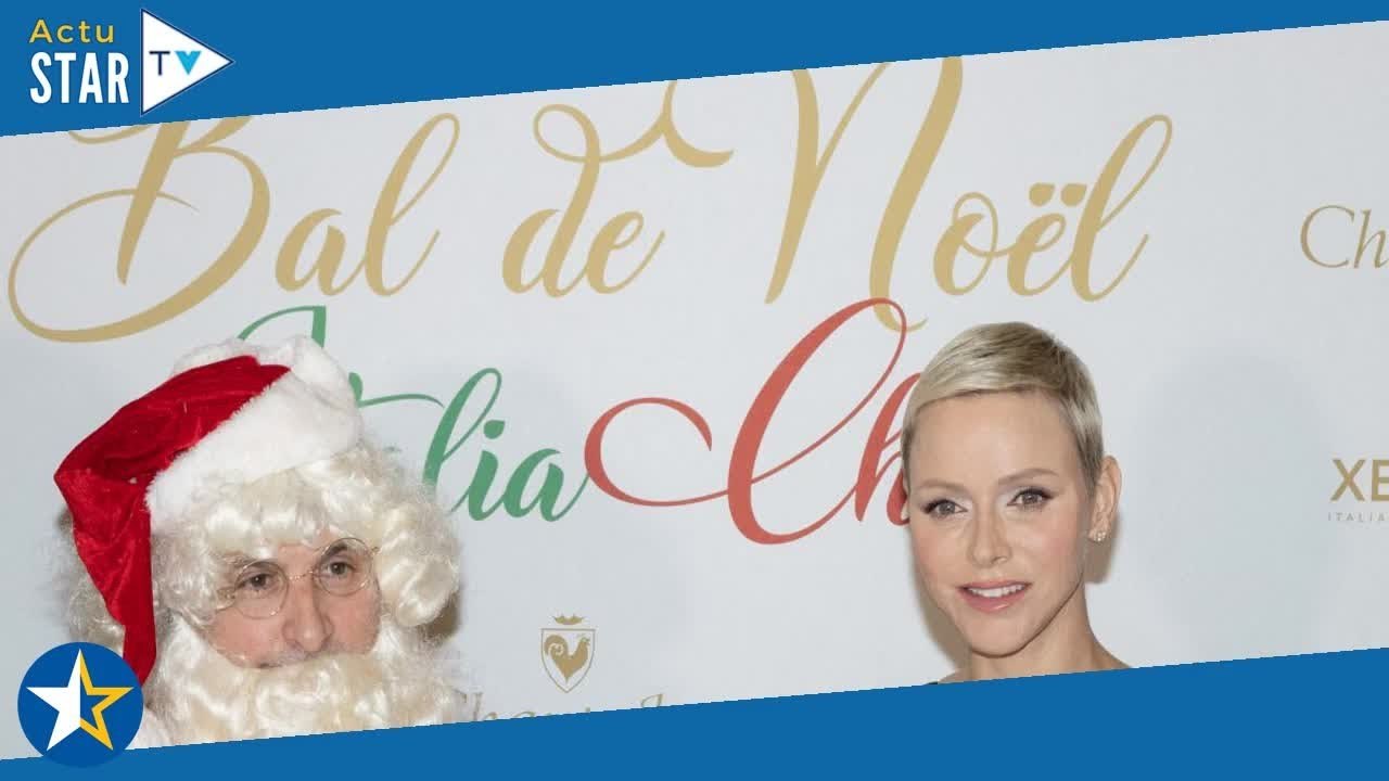 Charlene de Monaco recouverte de broderies étincelantes au côté du Père Noël