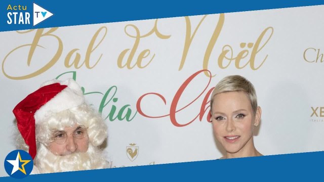 Charlene de Monaco recouverte de broderies étincelantes au côté du Père Noël