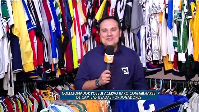 Colecionador mostra camisas antigas de seleções