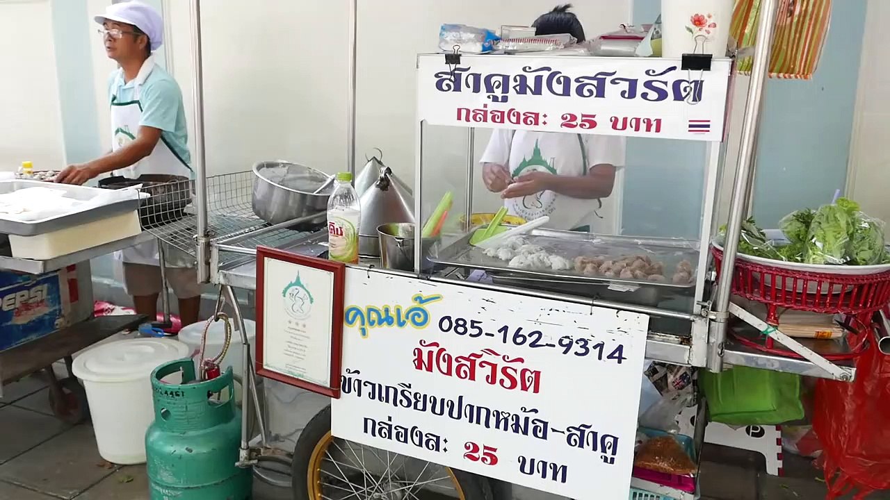 Bangkok Street Food - DUMPLINGS Sakoo Sai Moo T...