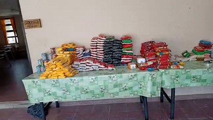 El colectivero del 108 llevó las donaciones a una escuela de Villa Vil