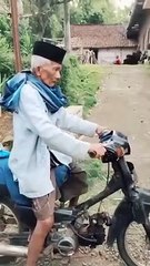 kakek nyungsep saat naik motor #ngakak #kakekviral #naikmotor #lucu #shorts