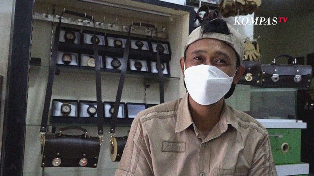 Pria Asal Lampung Raup Belasan Juta dari Kerajinan Jam Tangan Berbahan Kayu