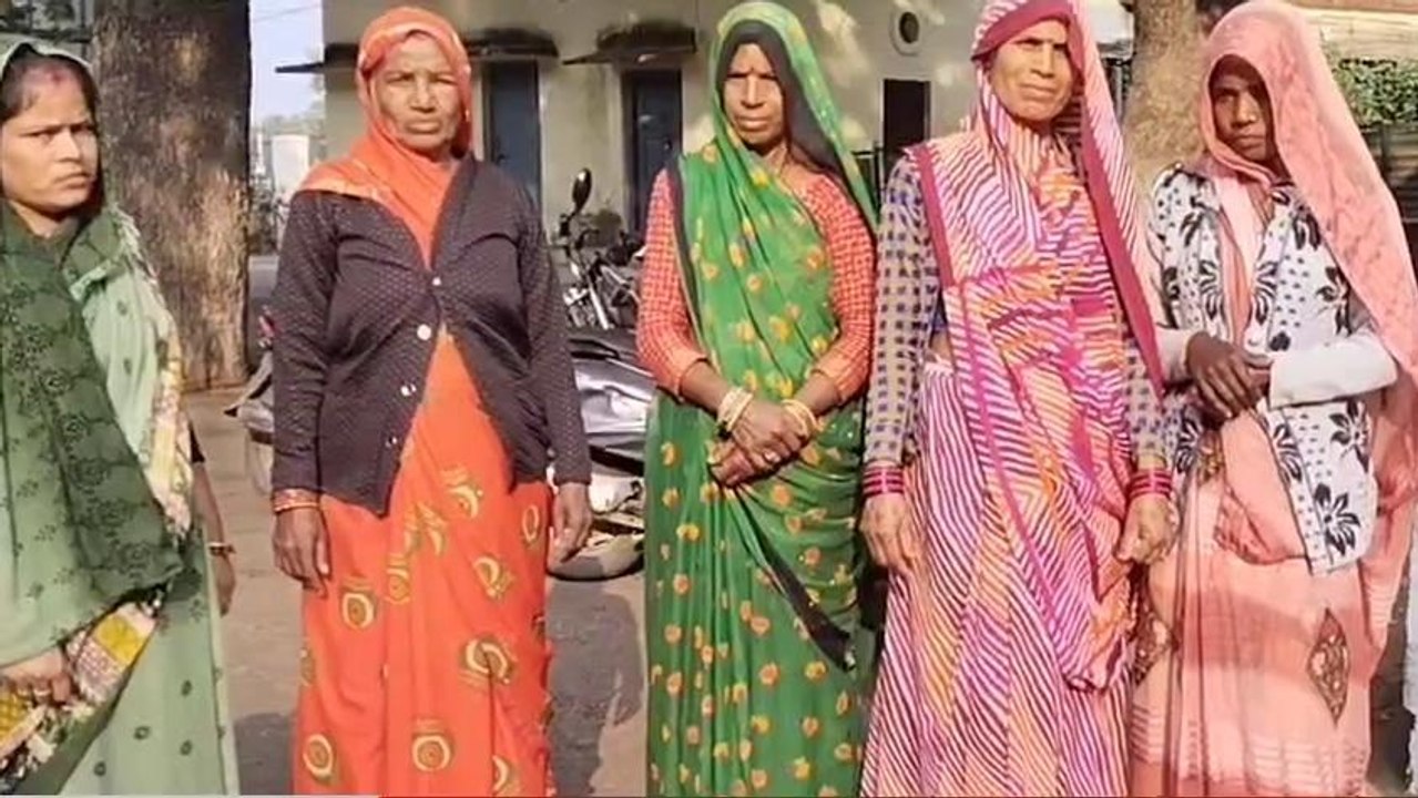 शिवपुरी: अतिक्रमण के मकानों के पास रखी अंबेडकर...