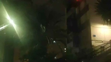 Vídeo de los bomberos tratando de apagar el incendio en calle Eume.