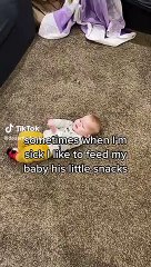 Madre alimenta a su hijo "como si fuera un pollo" y es criticada en redes