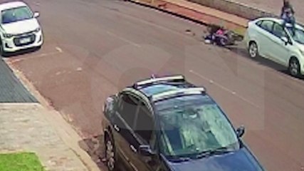 Motociclista para em cima de automóvel após colisão no Centro