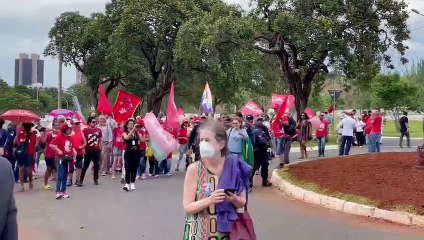 Única manifestante bolsonarista sai escoltada pela PMDF da frente do TSE