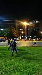 Bolsonaristas fecham vias no centro de Brasília e impendem passagem de carros