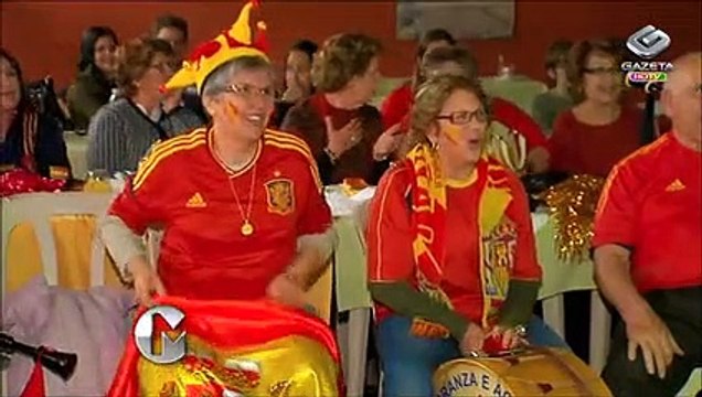 Torcida espanhola comemora classificação da Espanha
