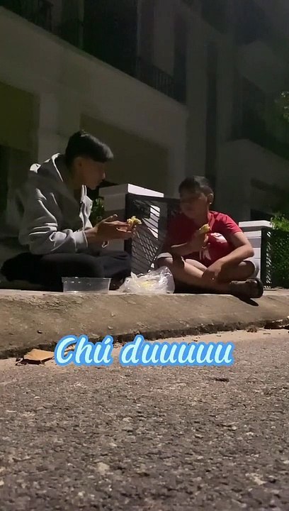 Cậu bé hạnh phúc khi được anh trai tổ chức sinh nhật bên vỉa hè cùng chiếc bánh crepe