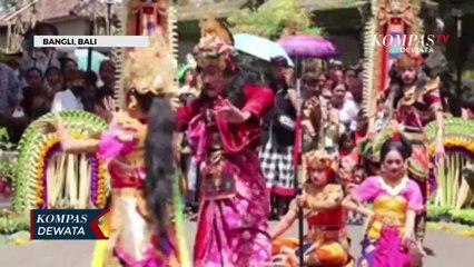 Tari Pendet Massal Di Objek Wisata Penglipuran