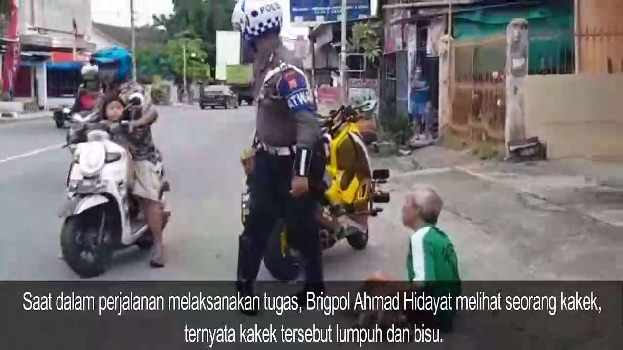 ANGGOTA LANTAS POLRES PINRANG BRIGPOL,HIDAYAT MENOLONG SEORANG KAKEK DI PINGGIR JALAN