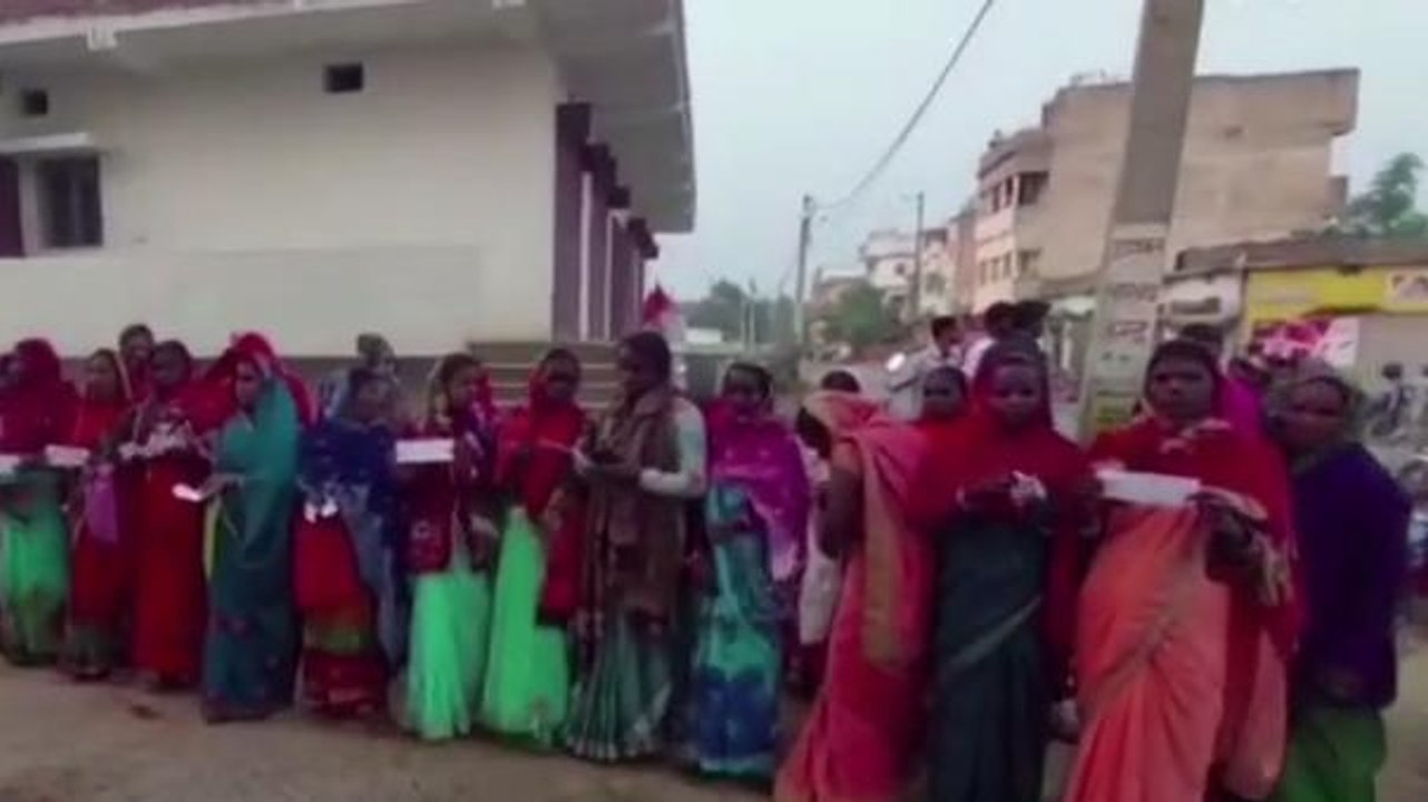 बांका:ठगी की शिकार सैकड़ों महिलाओं ने किया हंगामा व तोड़फोड़, थाना में दिया आवेदन