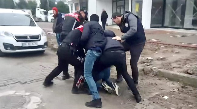 Polis önce taraftarı, ardından olayı görüntüleyen gazeteciyi darbetti