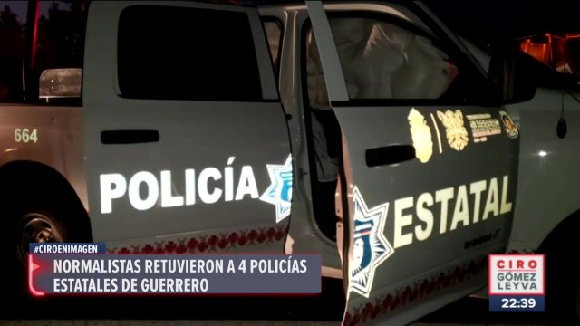 Normalistas de Ayotzinapa retienen a policías y roban tráileres en Guerrero