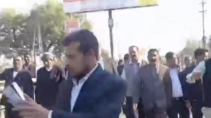 छतरपुर :आरोपियों को गिरफ्तार करने की मांग को लेकर सड़क पर उतरे वकीलों का हंगामा