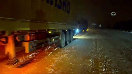 Ardahan'da buzlanma: Tırlar yolda kaldı