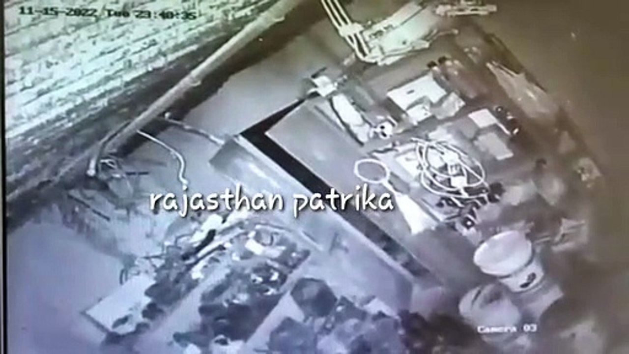 चोर पकडऩे के लिए ग्रामीणों ने खेत में लगाई आग, दो महिला सहित तीन को पकड़ा, पीटकर पुलिस को सौंपा