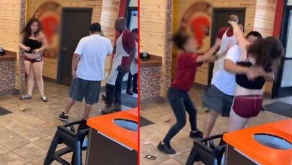 Ünlü tavukçuda kadınlar arasında kavga! Bir anda kendilerini kaybettiler