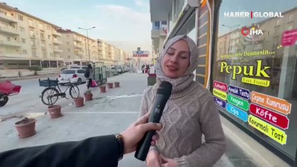 Sevgilisi ile sorunları çözemeyince, aşkını reklam panolarına yazdırdı